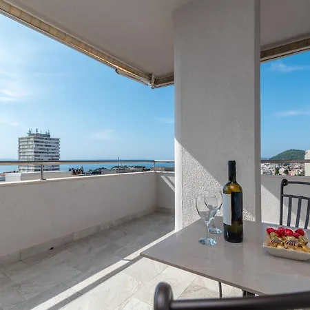 Luxury Overlooking The Apartman